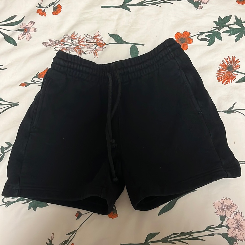TNA cozy boyfriend fleece black short